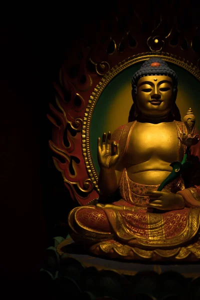 Γλυπτική του χρυσού Βούδα σε σκούρο φόντο — Φωτογραφία Αρχείου