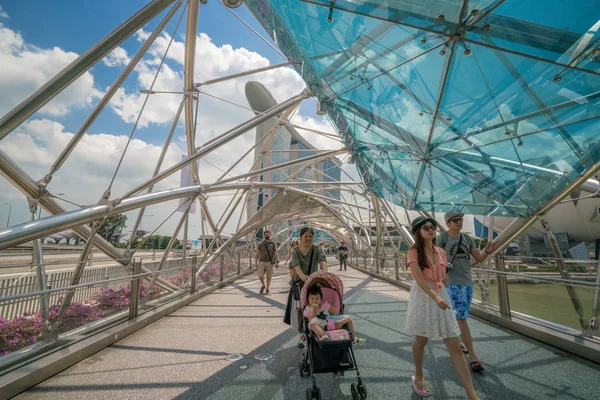 Turystyczny rodziny na helix bridge w Marina Bay, Singapur — Zdjęcie stockowe