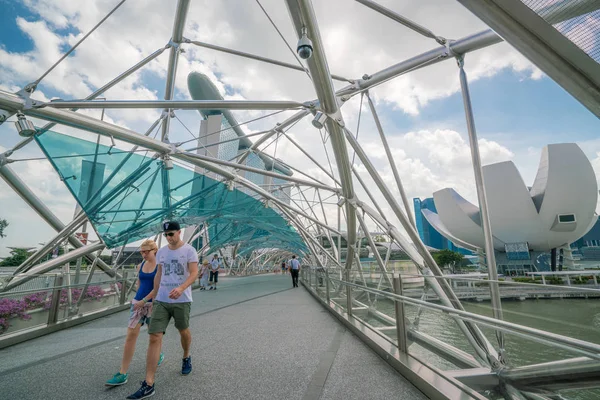 Valkoihoinen turisti helix-sillalla Marina Bayssä, Singaporessa — kuvapankkivalokuva