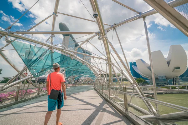 Turista individual en puente hélice en Marina Bay, Singapur — Foto de Stock