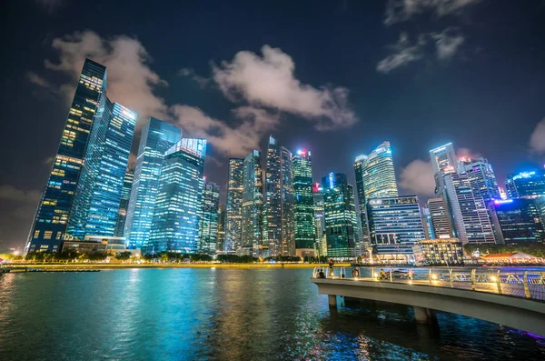 Panoramę Singapuru w nocy z Marina Bay — Zdjęcie stockowe