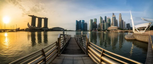 Baía da Marina de Singapura em vista panorâmica ao nascer do sol — Fotografia de Stock