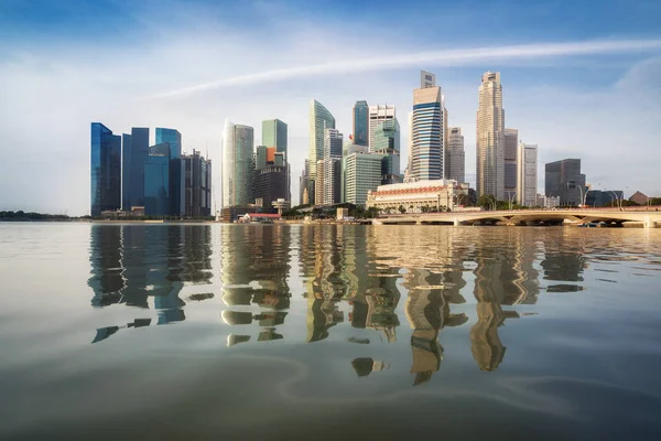 Panoramę Singapuru o wschodzie słońca w Marina Bay — Zdjęcie stockowe