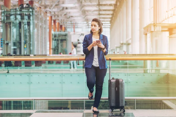 Mulher turística no terminal do aeroporto com bagagem — Fotografia de Stock