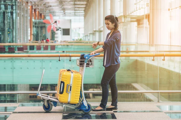 Mujer turista en la terminal del aeropuerto con equipaje — Foto de Stock