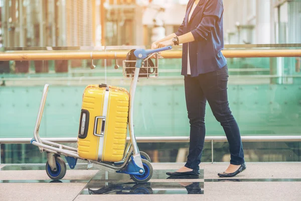 Touristin im Flughafenterminal mit Gepäck — Stockfoto