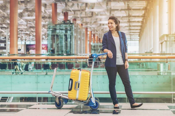 Mujer turista en la terminal del aeropuerto con equipaje — Foto de Stock