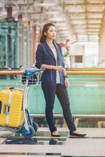 空港荷物をターミナルで観光女性 — ストック写真