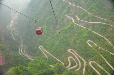 Zhangjiajie, Çin dağlarında. Teleferik görünümü.