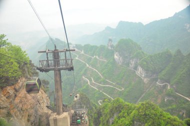 Zhangjiajie, Çin dağlarında. Teleferik görünümü.