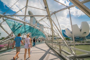 Marina Bay, Singapur helix köprüde beyaz turizm