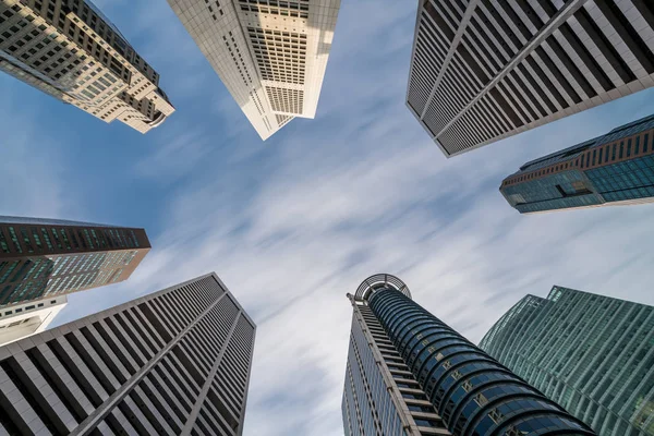 Edifici commerciali skyline guardando verso l'alto con cielo blu — Foto Stock