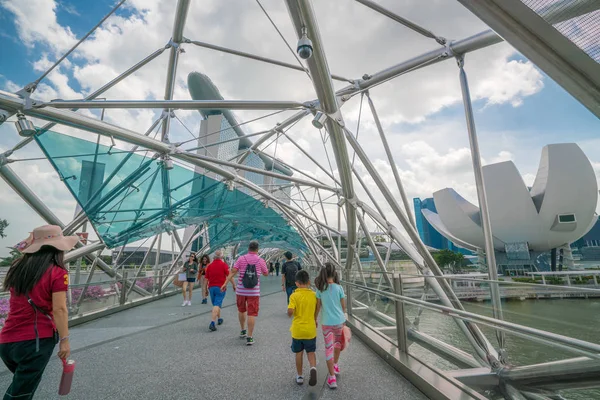 Turysta na helix bridge w Marina Bay, Singapur — Zdjęcie stockowe