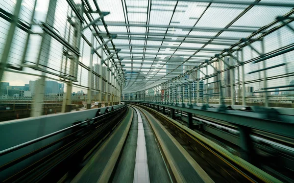 Tren hareket bulanıklığı ile şehir içi raylı sistem devam — Stok fotoğraf