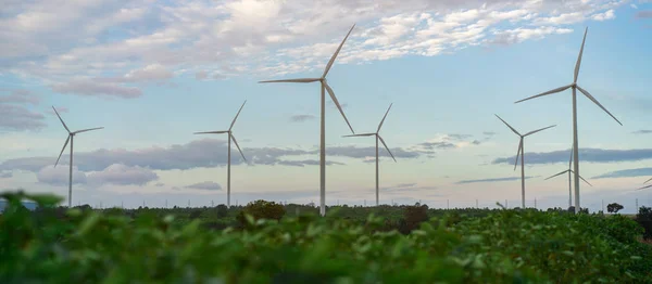 Fazenda de turbinas eólicas, conceito de energia eólica . — Fotografia de Stock