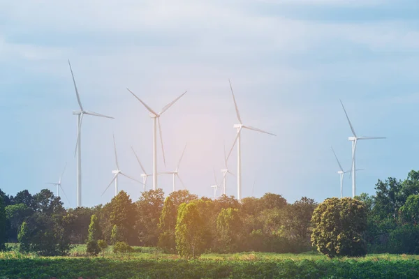 Větrné turbíny farmy, větrné energetické koncepce. — Stock fotografie