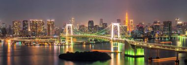 Tokyo Kulesi ve Gökkuşağı Köprüsü Japonya'da
