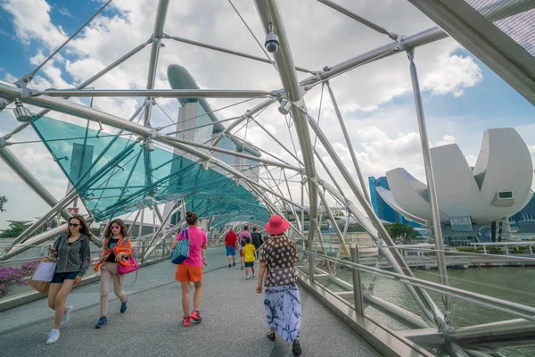 Turisti helix-sillalla Marina Bayssa, Singaporessa — kuvapankkivalokuva