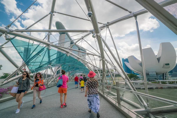 Turista en puente hélice en Marina Bay, Singapur — Foto de Stock