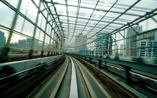 모션 블러와 함께 도시 철도에 이동 하는 기차 — 스톡 사진
