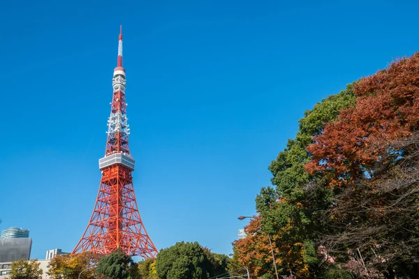 Torre de Tokio bajo cielo azul claro, Japón —  Fotos de Stock