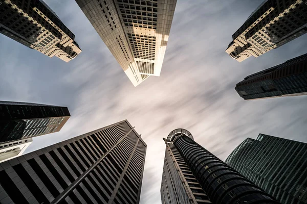Edifici commerciali skyline guardando verso l'alto con cielo blu — Foto Stock