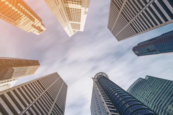 Üzleti épületek skyline keresnek fel a kék ég — Stock Fotó