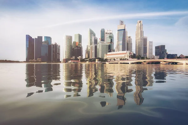 Panoramę Singapuru o wschodzie słońca w Marina Bay — Zdjęcie stockowe