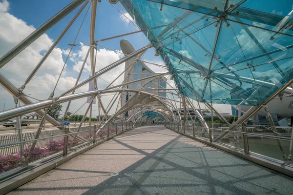 在滨海湾，新加坡的螺旋桥 — 图库照片