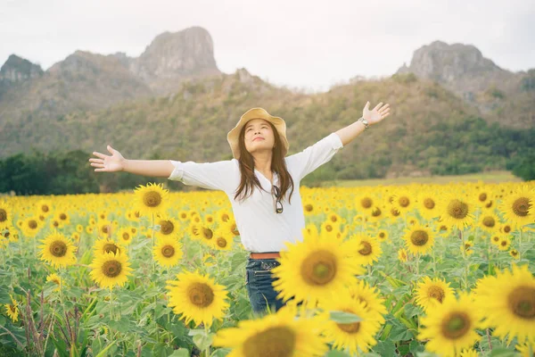 Szczęśliwa Kobieta w Słonecznikowe pole uśmiechający się ze szczęścia — Zdjęcie stockowe