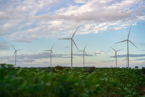 Fazenda de turbinas eólicas, conceito de energia eólica . — Fotografia de Stock