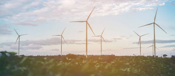 Fazenda de turbinas eólicas, conceito de energia eólica . — Fotografia de Stock