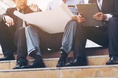 Adam mühendis ve iş planı hakkında tartışmak