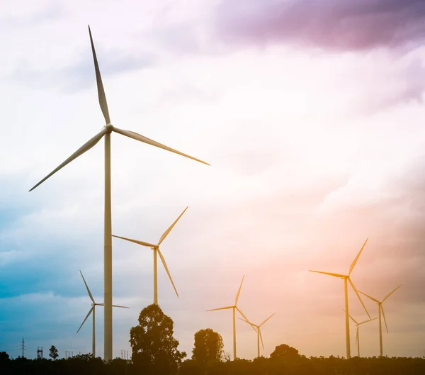 Fazenda de turbinas eólicas, conceito de energia eólica . — Fotografia de Stock