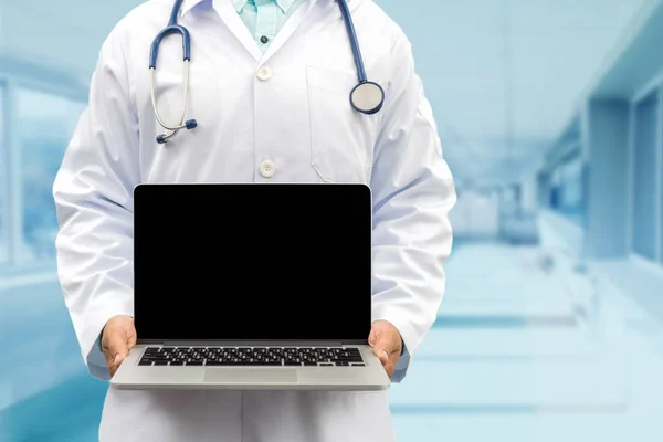 Lekarz posiadający komputer przenośny w widoku z przodu — Zdjęcie stockowe