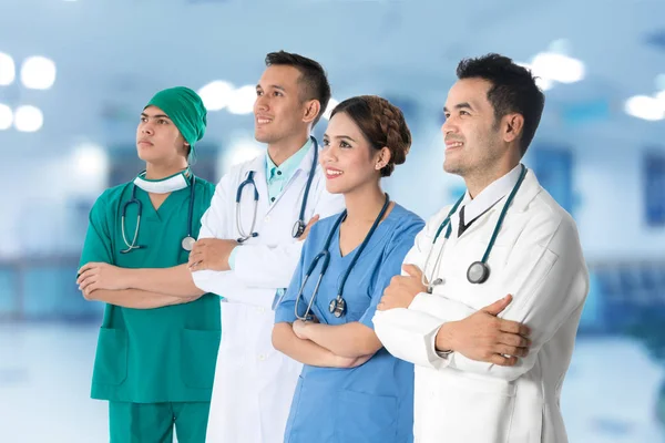 Doktorlar grubu, cerrah ve hemşire hastane zemin üzerine — Stok fotoğraf