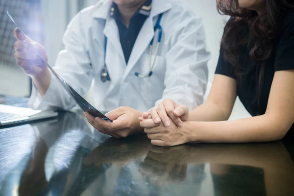 Consultoria de médico e paciente em uma mesa — Fotografia de Stock