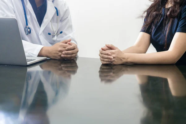 Consultoria de médico e paciente em uma mesa — Fotografia de Stock