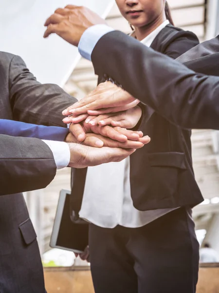 Geschäftsleute legen Hand an und zeigen Teamwork — Stockfoto