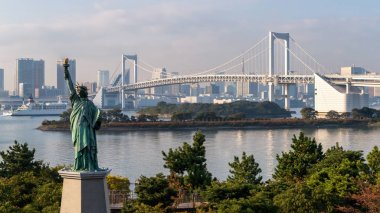 Tokyo Kulesi ve Gökkuşağı Köprüsü Japonya'da