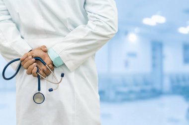 erkek doktor hastanede