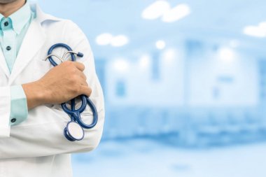 erkek doktor hastanede