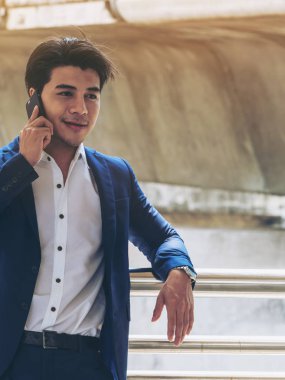 Akıllı telefon kullanan bir iş adamı.