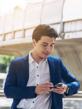 Akıllı telefon kullanan bir iş adamı.