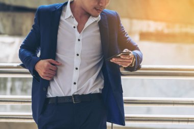 Akıllı telefon kullanan bir iş adamı.