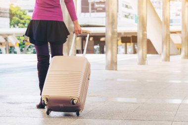 Kadın yolcu Havaalanı geçit içinde. Seyahat kavramı.