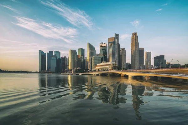 Szingapúr óriáskereke, napkeltekor Marina Bay — Stock Fotó