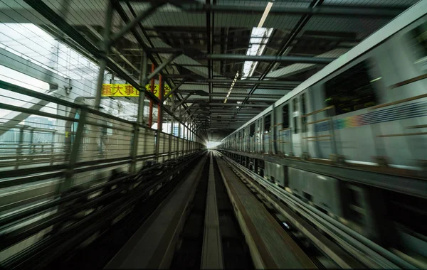 Treno in movimento su rotaia urbana con movimento sfocato — Foto Stock
