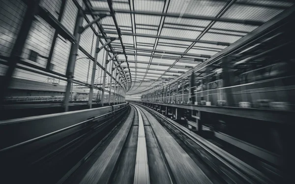 Tren que se mueve en tren de la ciudad con desenfoque de movimiento — Foto de Stock