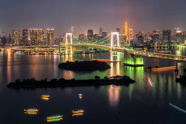 Tokyo Kulesi ve Gökkuşağı Köprüsü Japonya'da